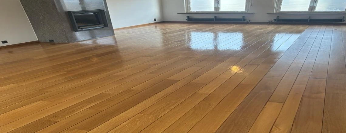 Behandeling van parketvloer in plankensteil met synthetische vernis-1