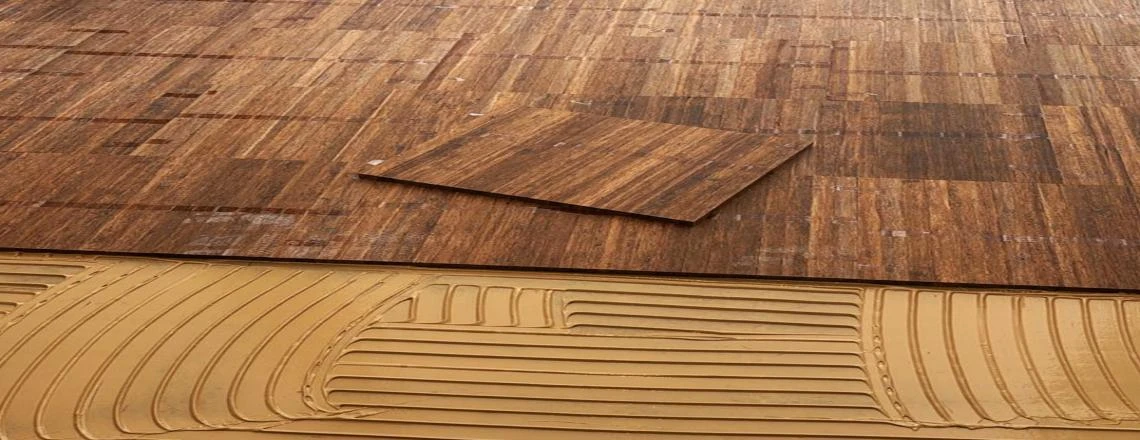 Installatie van bamboeparket lamel op kant met massieve Wenge dorpels 1