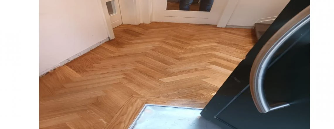 Visgraatvloer Franse Eik met voorbereiding en afwerking in Mortsel-1